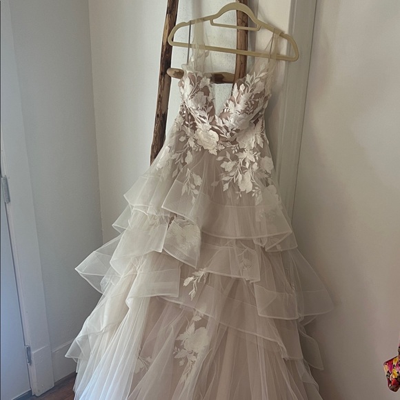 Wtoo Dresses & Skirts - Wtoo by Watters Montgomery  Layered Embroidered Tulle Floral Wedding Dress Sz 8